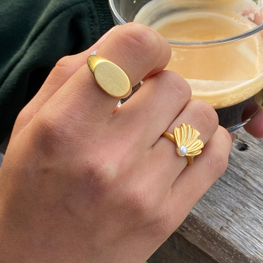 Signet Oval ring